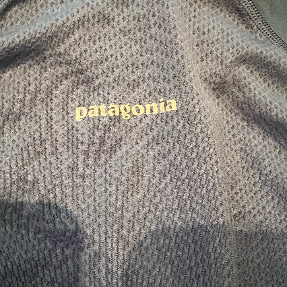Patagonia Men’s pullover charcoal blue